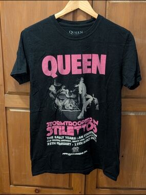 Queen Short Sleeve Graphic Tee in Black with Pink Print